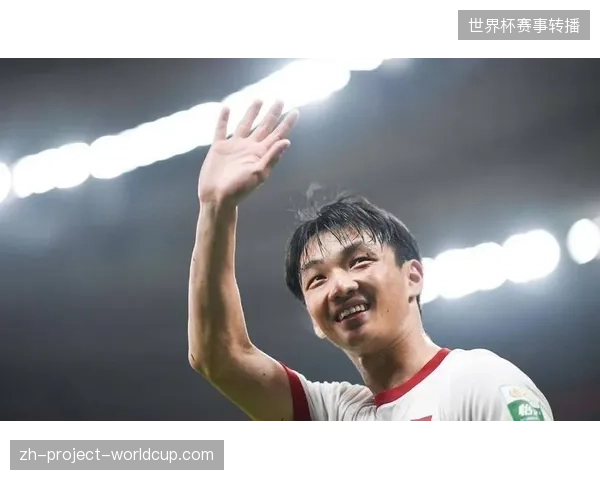 归化球员杨明洋本赛季在中场表现稳健,但意外落选最新一期国足集训名单引发热议 归化球员杨明洋本赛季在中场表现稳健,但意外落选最新一期国足集训名单引发热议